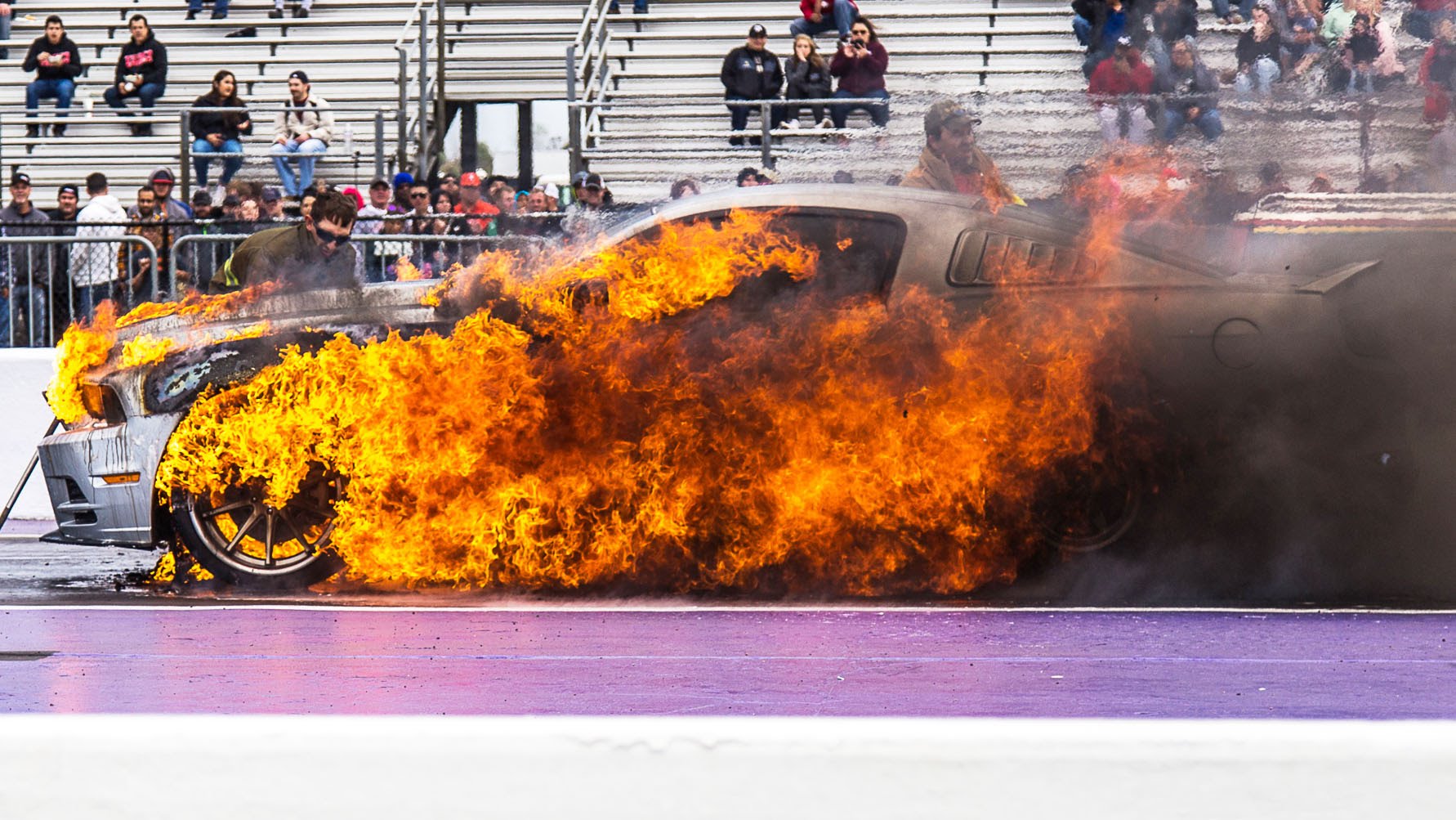 Сверхмощный Ford Mustang загорелся на недавнем гоночном мероприятии TX2K 2016 в Техасе.
